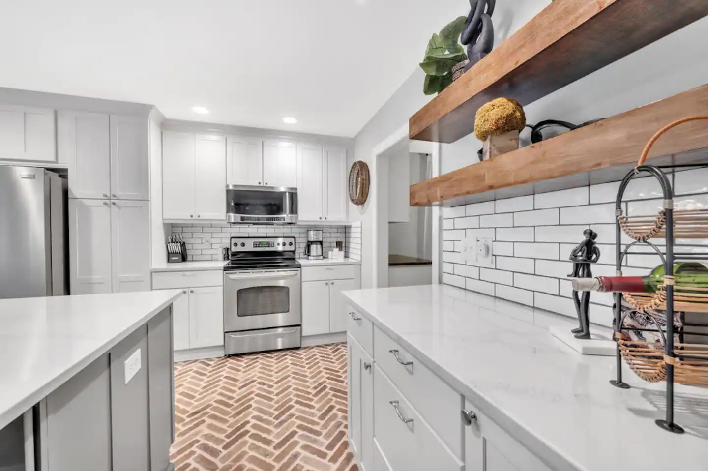 1 comp wine bottle for guests.Microwave, stove / oven.