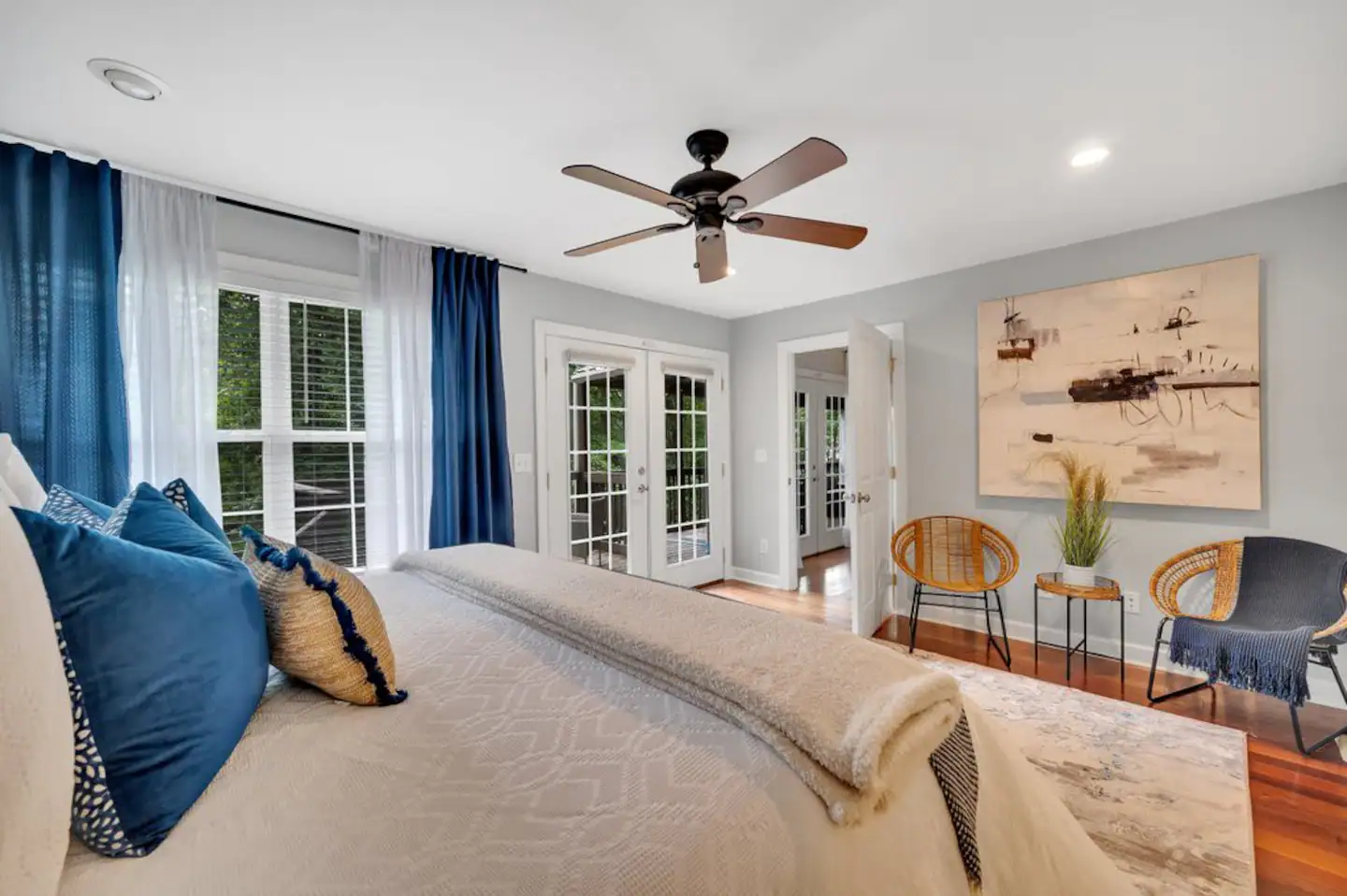 Comfy King Size bed and bedding. Linens and bedding are provided in this vaca rental.