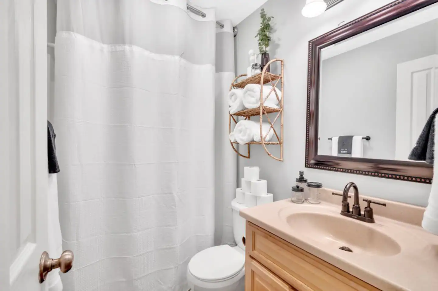 Shared Bath between 2 guest rooms on main level.