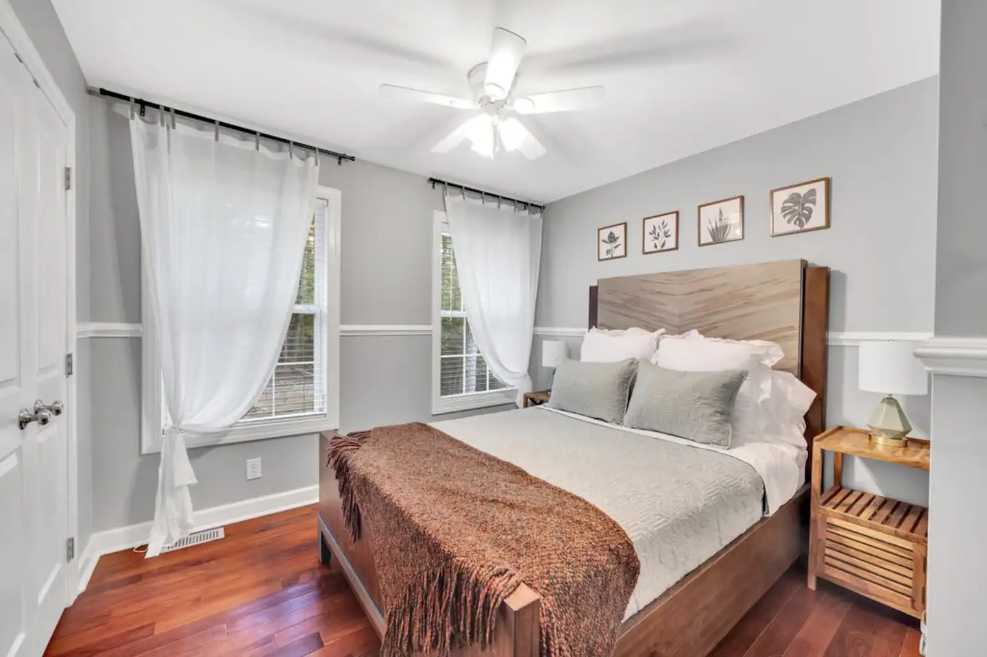 Grunt Bedroom 3. Queen size bed. tasteful Tuscan decor.