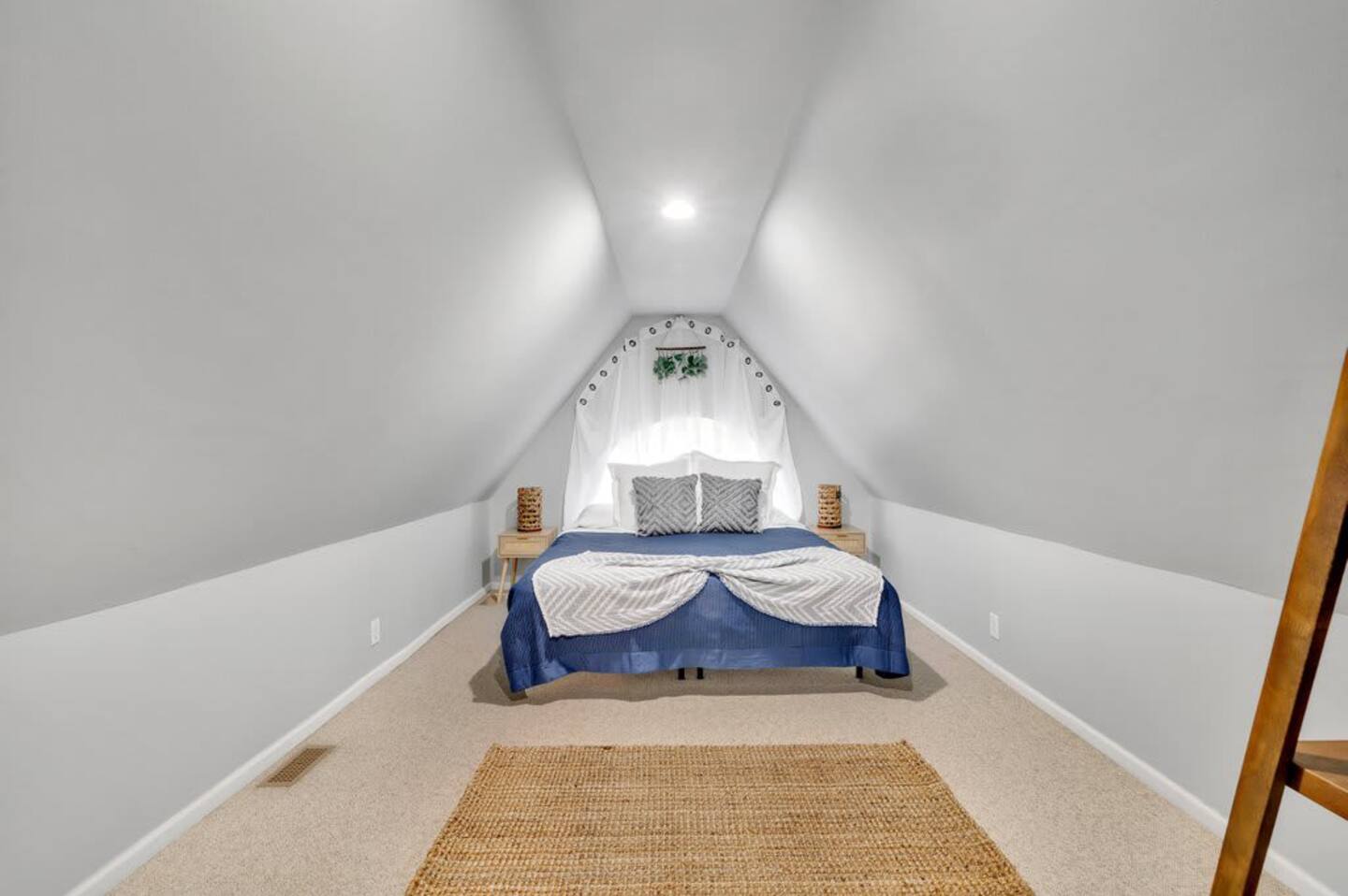 Guest bedroom 4. King size bed.